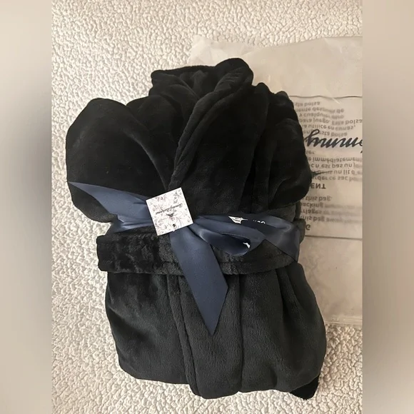 Tommy Bahama Luxurious Black Plush Robe - Picture 1 of 2